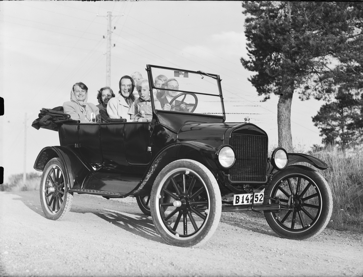 Handlare Stig Sundberg skjutsar bekanta i sin T-Ford från 1923, Östhammar Uppland