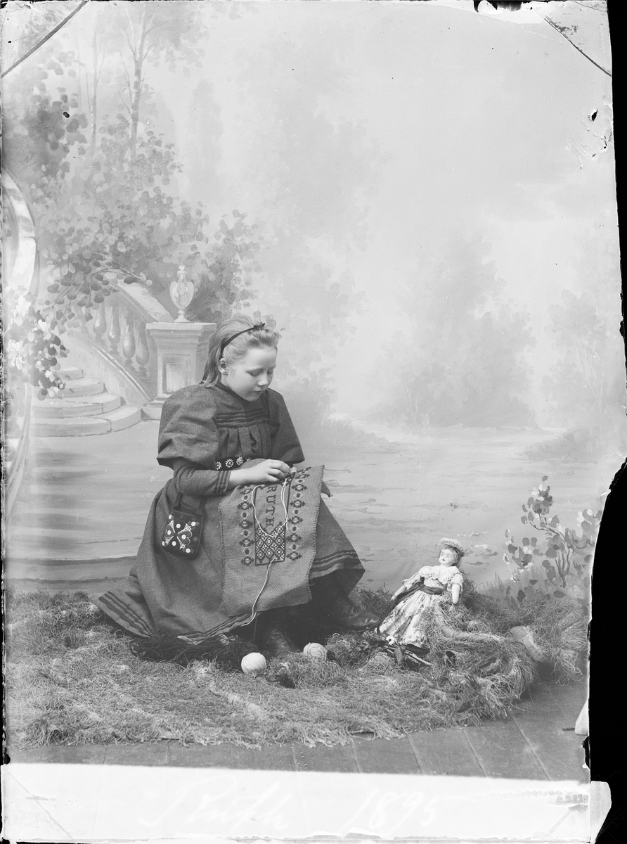 Ateljéporträtt - Ruth Skötsner sitter och syr, Östhammar, Uppland 1895