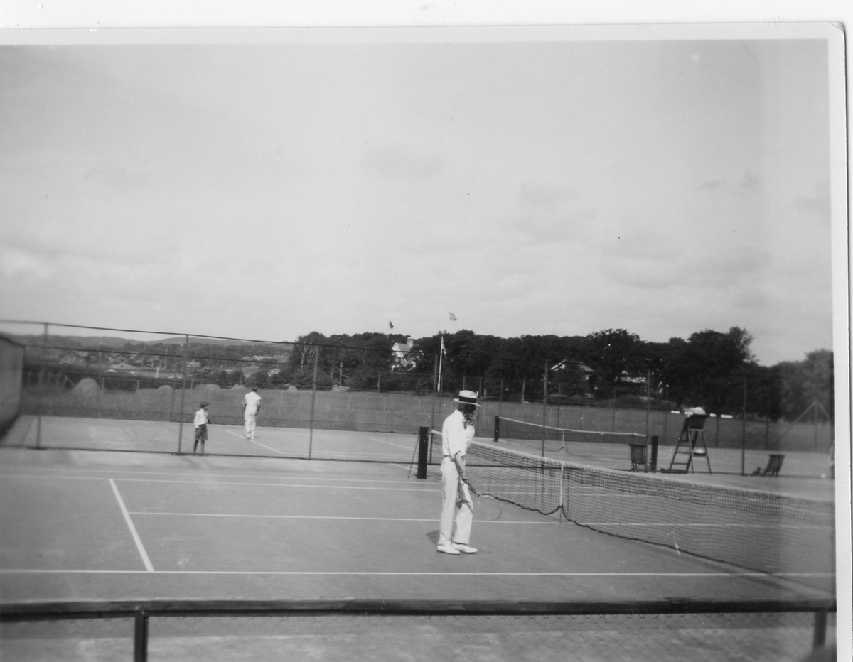 Halmstad. Söndrum. Tennisbanorna i Tylösand. Foto 2 Kung Gustav V spelar tennis.