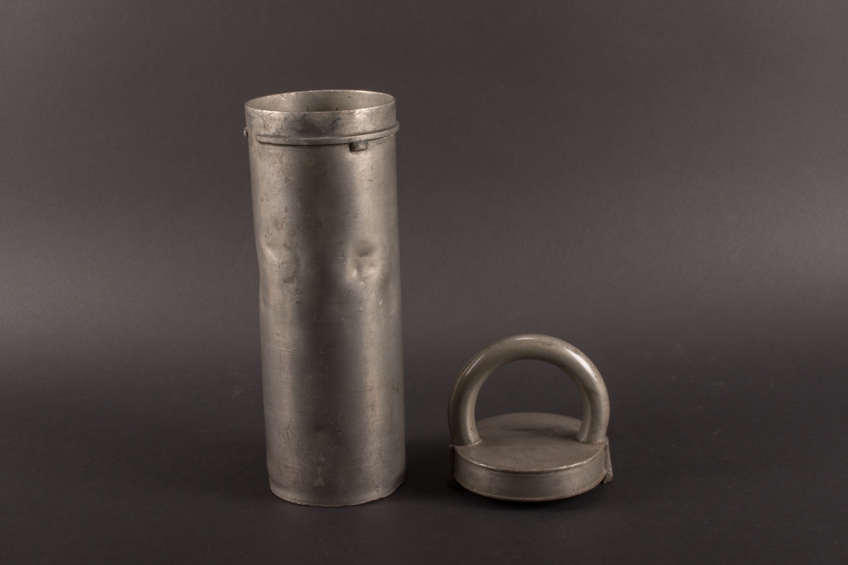 Cylindrisk glassform av tenn. Lock med halvcirkelformat handtag.