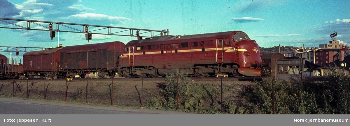Diesellokomotiv Di 3 626 med godstog på Trondheim stasjon