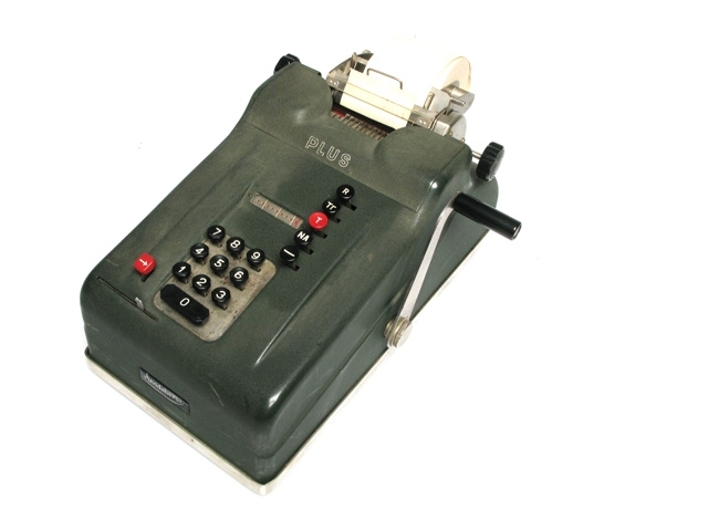 Mekanisk räknemaskin modell "PLUS" producerad av AB Åtvidabergs industrier. Noterbart är att det på undersidan av maskinen sitter ett märke som visar att maskinen blivit servad av bolaget Addo, vilket 1966 köptes upp av Åtvidabergs. Datumet för service är dock från 3 maj 1960, då Addo var ett konkurrerande bolag.