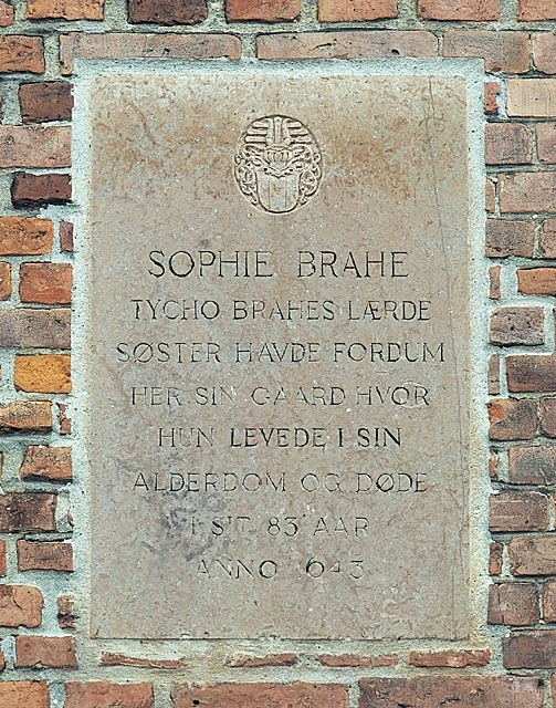 Minnessten på huset där Sopie Brahes bostad tidigare låg.