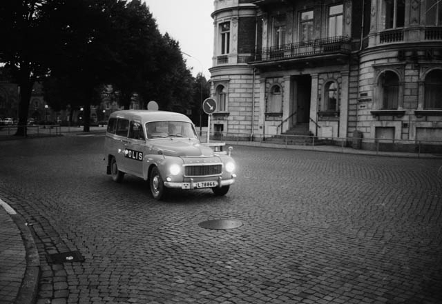 Högertrafikomläggning i september 1967.
Korsningen Rådhustorget - Eriksgatan, i bakgrunden kv. Rehnschöld.

Polisbilen:  Volvo Duett.