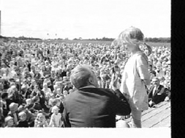 Pippi Långstrump på besök i Landskrona. Stor publik framför scenen på fältet vid ridhuset.