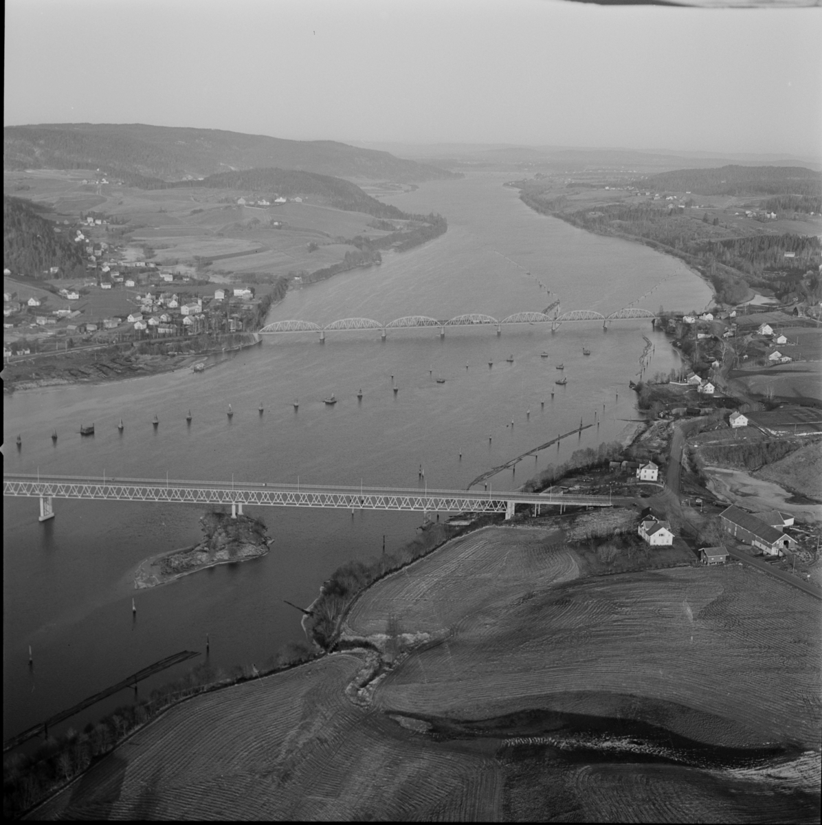 Flyfoto over Fetsund. Fetsundbrua og tømmer langs elvebredden