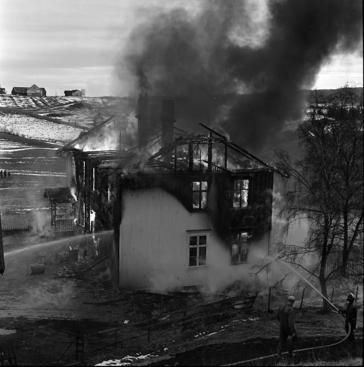 Solheim skole brenner og brannmannskap prøver å slukke flammene. Gjerdrum 1961-1963