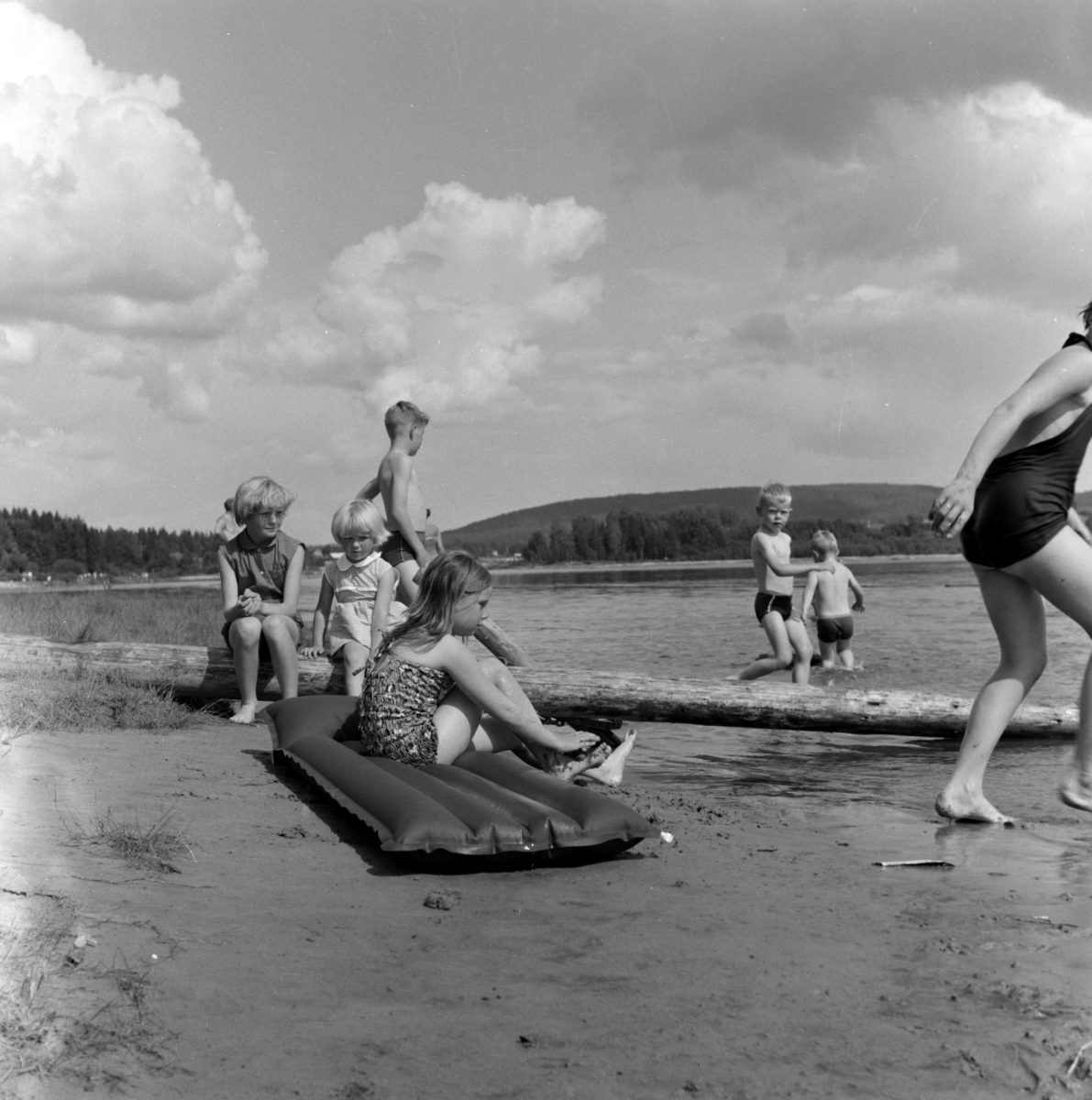 Barn fra Sørum i Gjerdrum med luftmadrass bader på en tur til Nes.