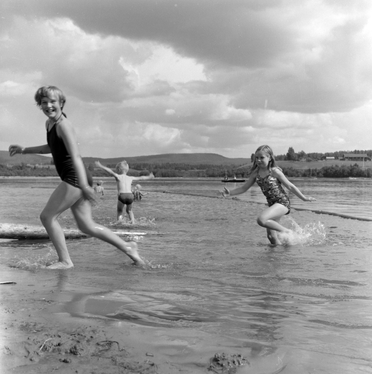 Barn fra Sørum i Gjerdrum bader på en tur til Nes