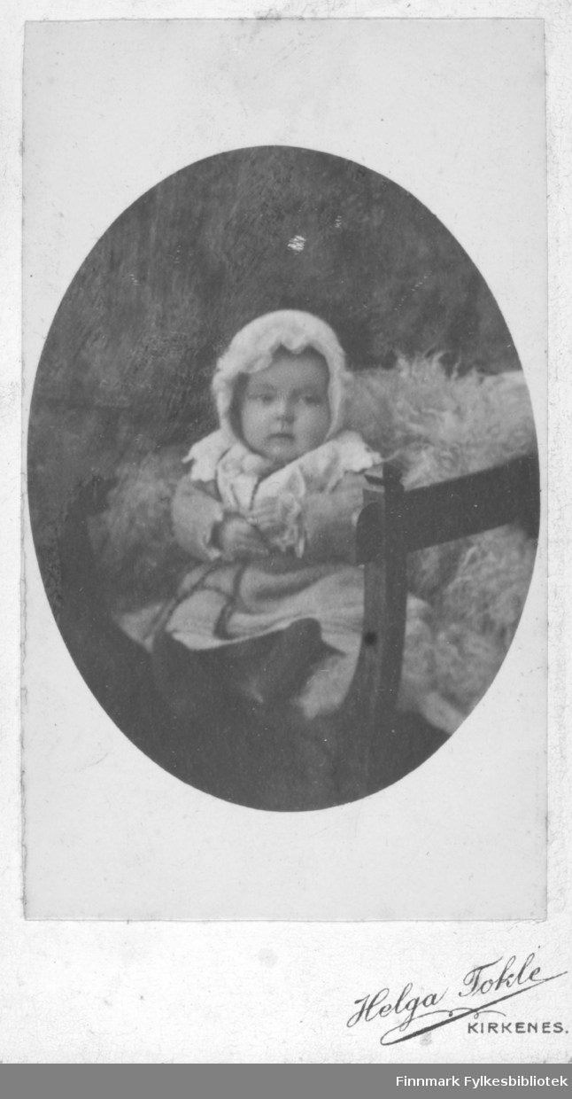 Portrett av baby, fotografert av Helga Tokle, Kirkenes.