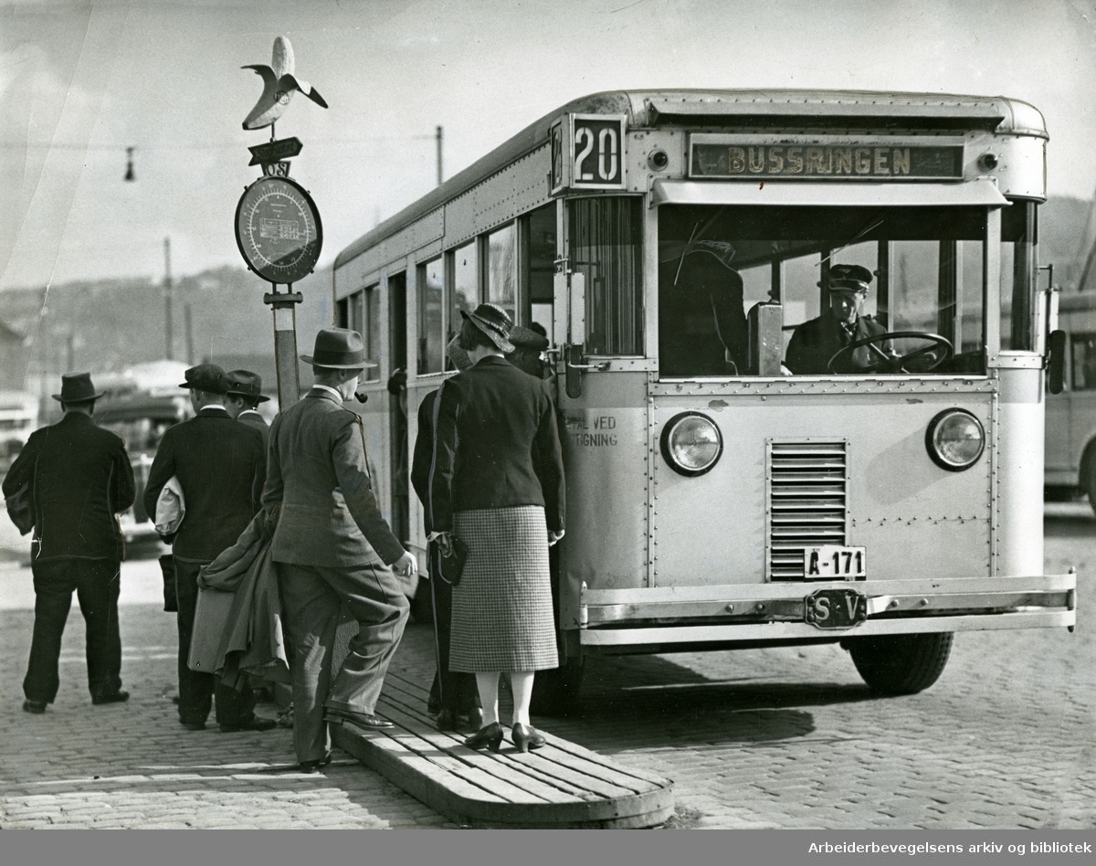 Oslo Sporveiers rute 20 gikk også under navnet Bussringen, 1938. Her fotografert på holdeplassen i Havnegata ved Østbanen. Bussene ble produsert ved Strømmen Verksted.