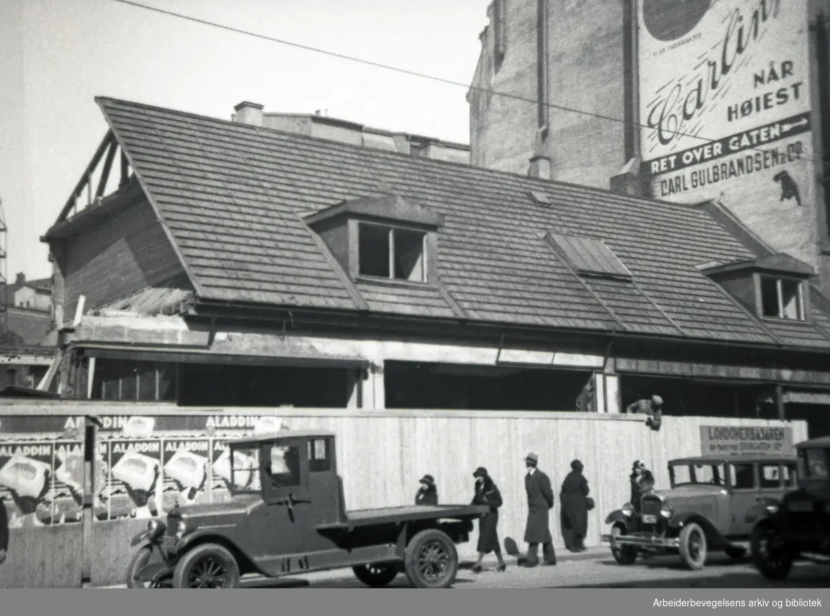 Riving av Storgata 23 i forbindelse med byggingen av Folketeaterbygningen,.1932-3