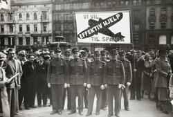 Oppstilling av AUF-medlemmer på Stortorget 1. Mai 1938. .Vi 