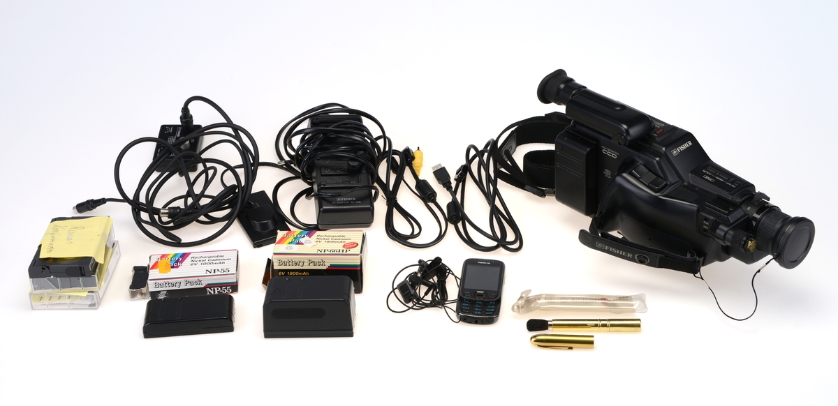 Kameraveske med videokamera, kabler og kassetter.