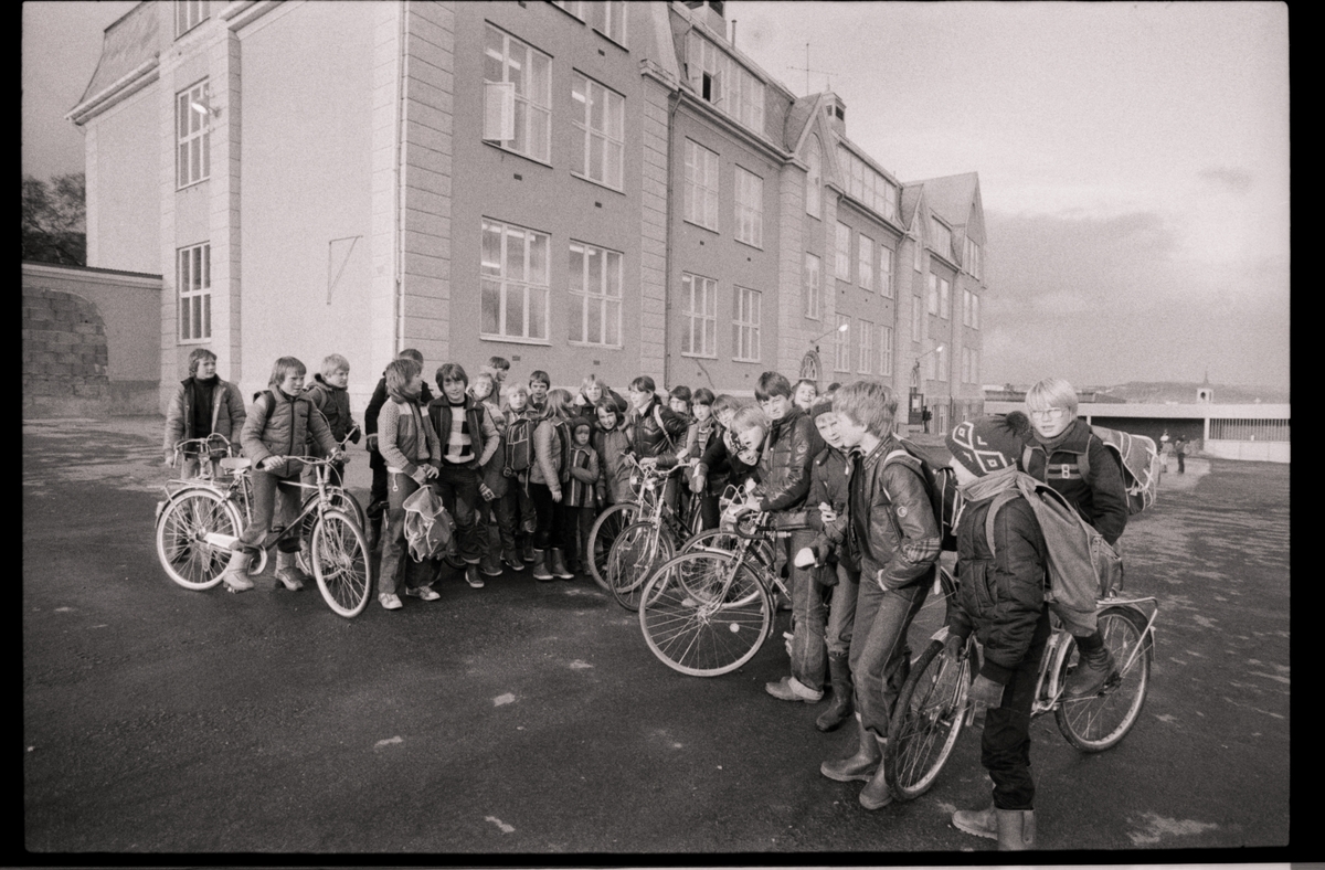 Skolebarn med sykler utenfor byskolen i Harstad.