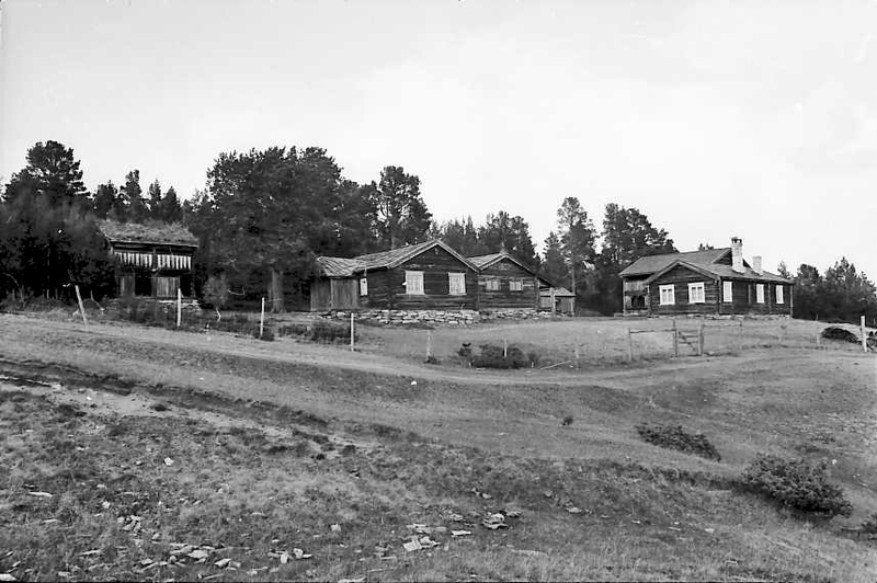 Gårdsplass, forskjellige små bygninger. 