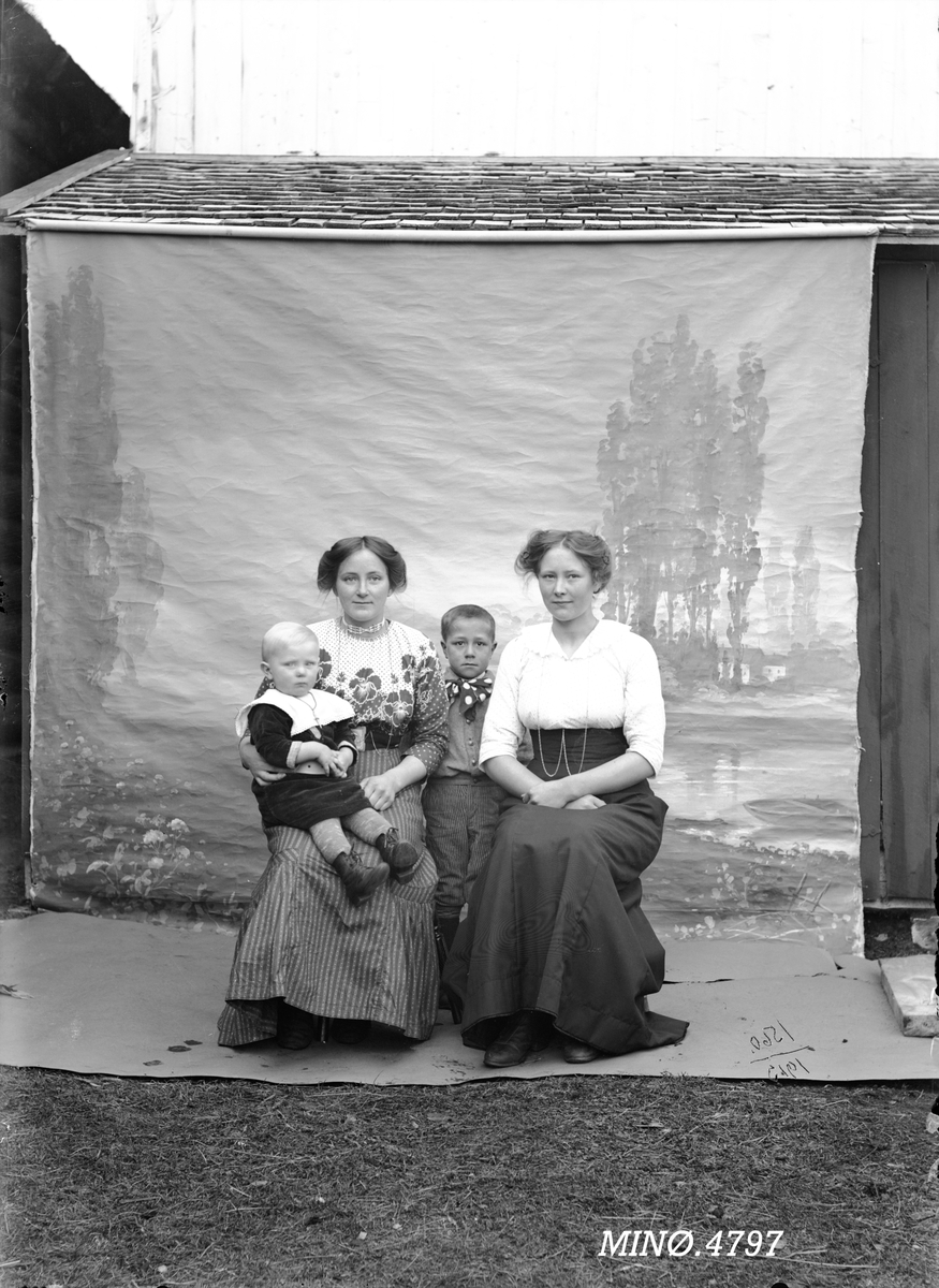 Portrett av to kvinner og to små barn