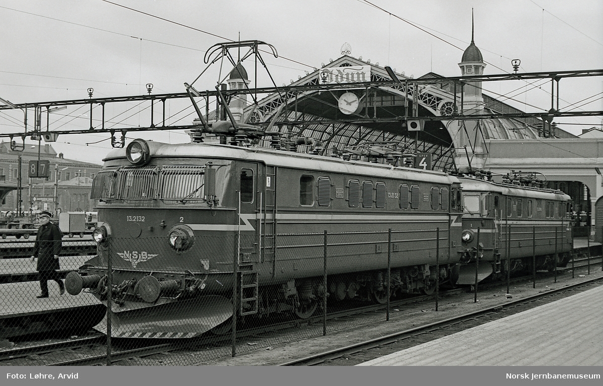 Elektrisk lokomotiv El 13 2132 og El 11med persontog til Gjøvik og Fagernes, tog 281, på Oslo Østbanestasjon