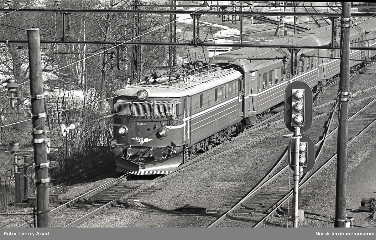 Elektrisk lokomotiv El 13 2133 med persontog fra Otta til Oslo Ø, tog 308, på Lillestrøm stasjon