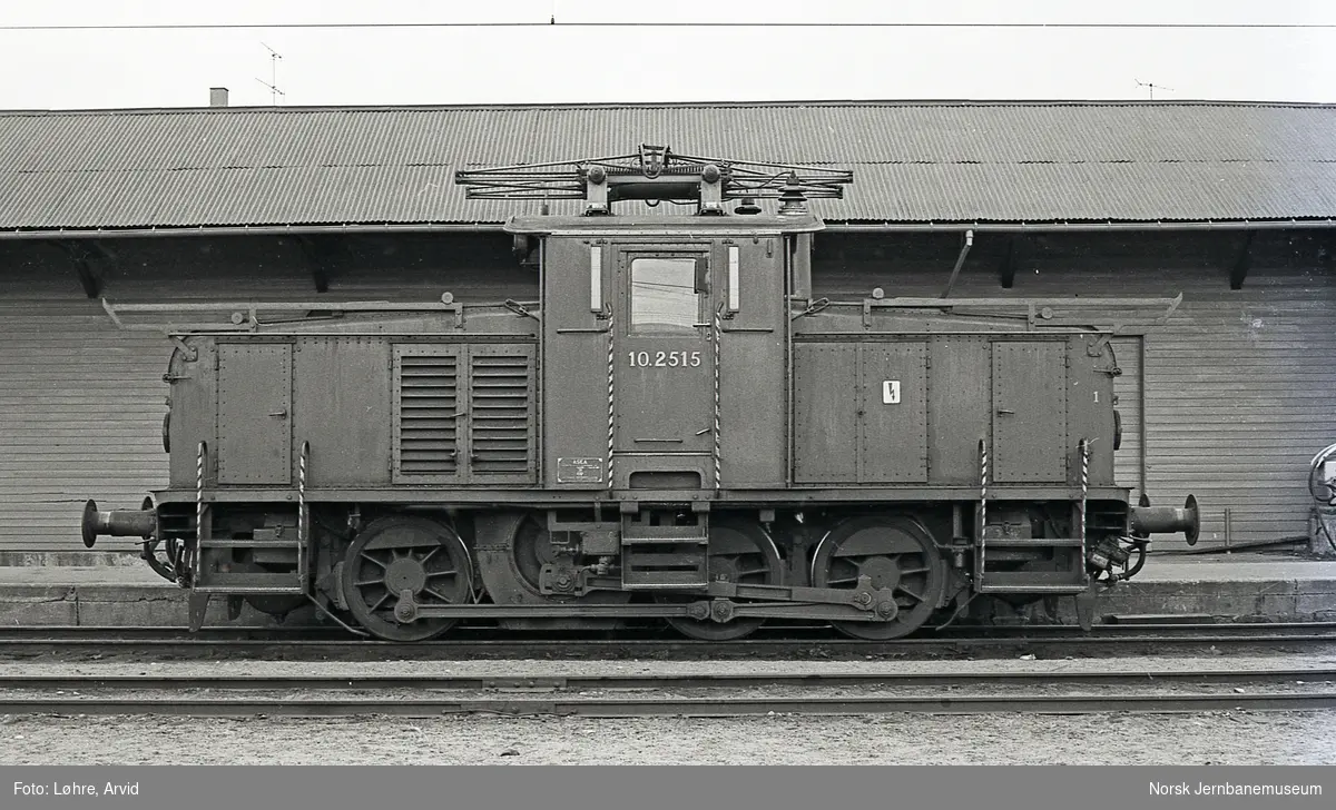 Elektrisk lokomotiv El 10 2515 ved godshuset på Horten stasjon