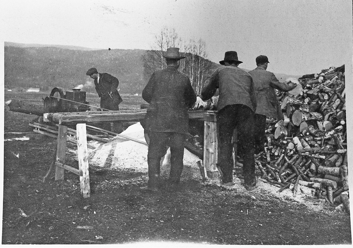 Vedkapping med bensinmotor. På Eikje, ca. 1917-18.