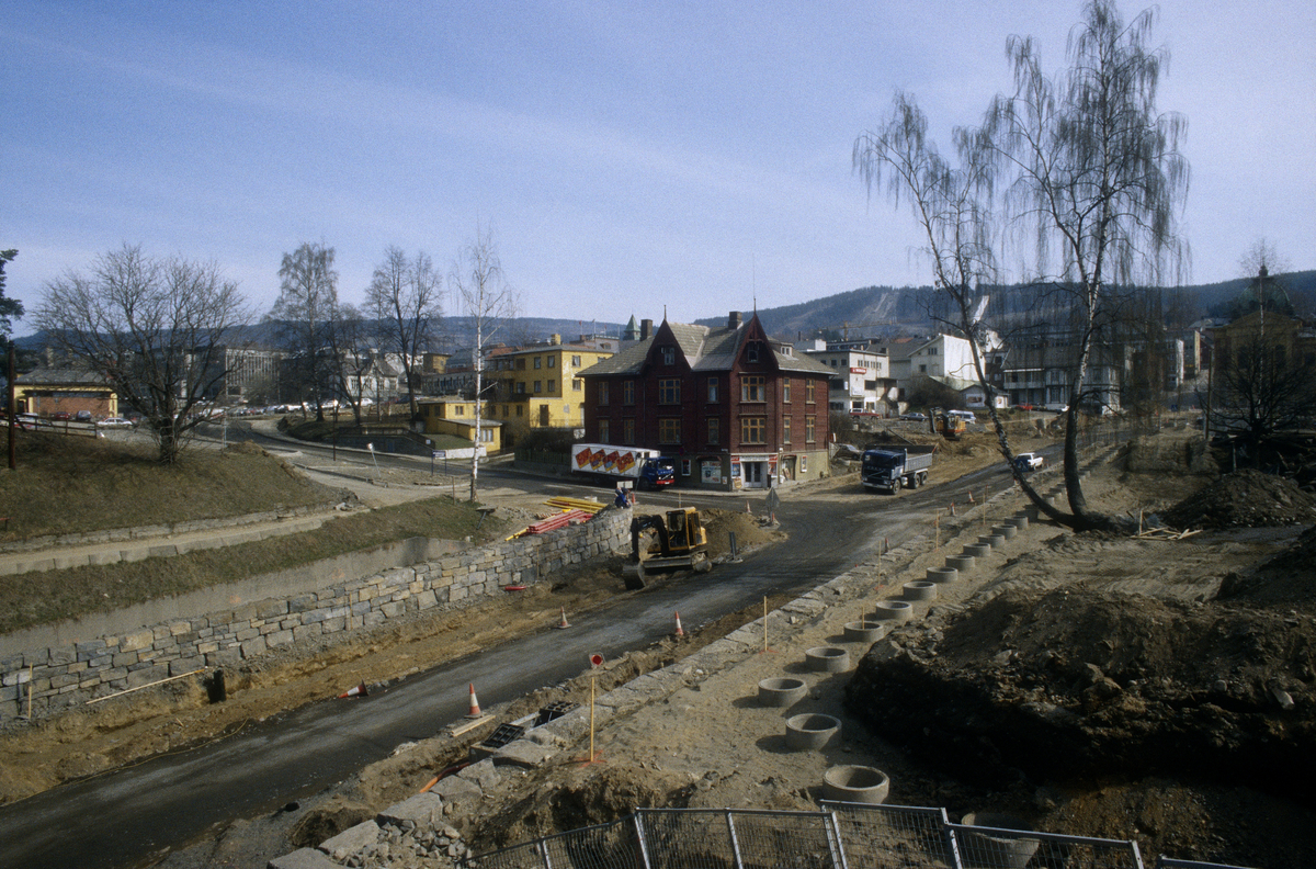 Lillehammer. Bankgata.  Graving og grunnarbeide. Steinmur. Mot nord-øst. Til venstre litt av jernbanestasjonen. Skolegata og Bliksethhjørne.