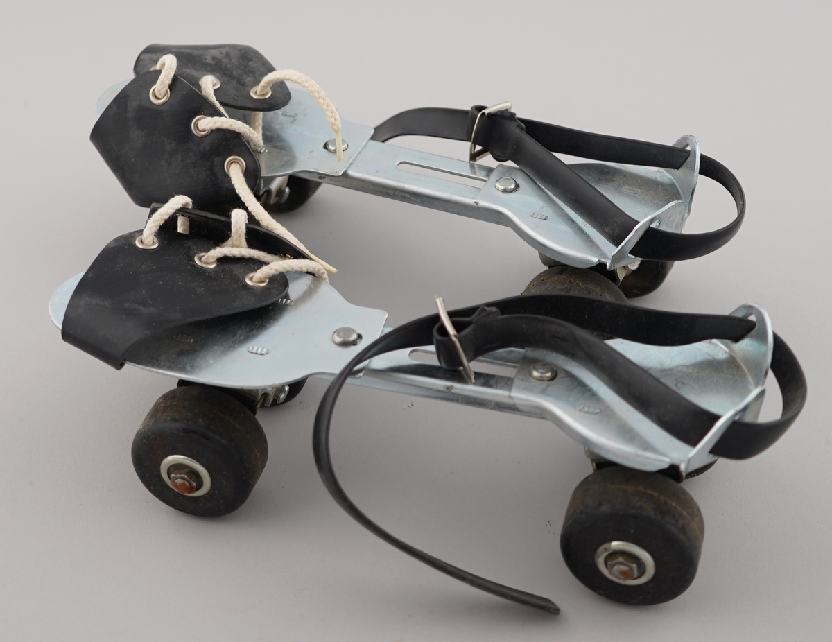 Rulleskøyter i metall og med gummihjul til å snøre på vanlege sko. Reimer av gummi - Ei reim over ankelen og ei over fotbladet. Ved hjelp av skruer på undersida kan storleiken varierast.