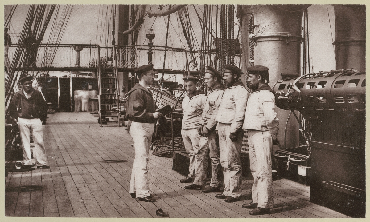 Bilden förställer tyska sjömän ombord på korvetten Stosch som får ett straff för att har varit ouppmärksam i undervisningen.