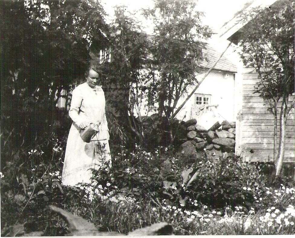 Væreierfruen i Langenes, Ragna Blyth Eriksen steller i hagen.