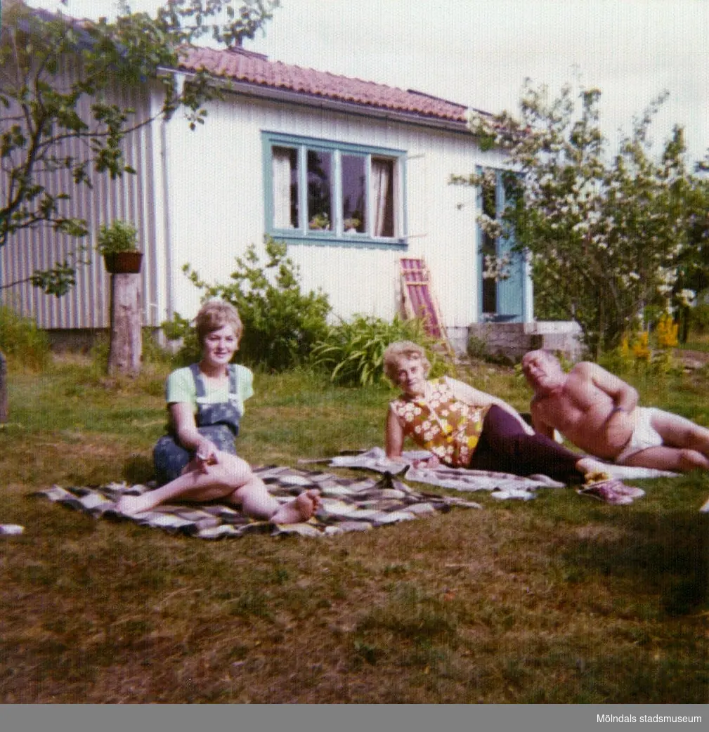 Sommarstuga med fastighetsbeteckning Gårda 2:45 och adress Varvsvägen 13 i Gårda, Lindome, i Mölndals kommun. Fotografiet är taget under slutet av 1960-talet. I trädgården ses Harry och Margit Johansson med svärdottern Monica.

Stugan uppfördes år 1944. Den införskaffades år 1965 av Harry och Margit Johansson som bodde på Eklandagatan 54c i Göteborg. Den tidigare ägaren hette Asp. Köpeskillingen var då
16 000 kr.

Byggnaden var en sommarstuga utan isolering, men var utrustad med både vedspis i köket
och öppen spis i stora rummet. Ett mindre sovrum fanns också samt ett utedass.

Vägen fram till stugan var en enda gyttjepöl på våren. Det bodde då tre permanentfamiljer på
området. Resten av tomterna bestod av sommarstugor.