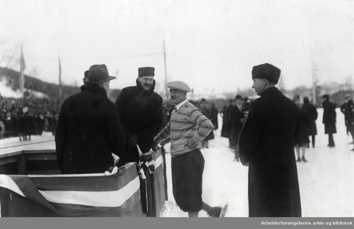 Kong Haakon og Oscar Mathisen (med lys sixpence) under verdensmesterskapet på skøyter. Frogner stadion, 9 og 10 februar 1929..