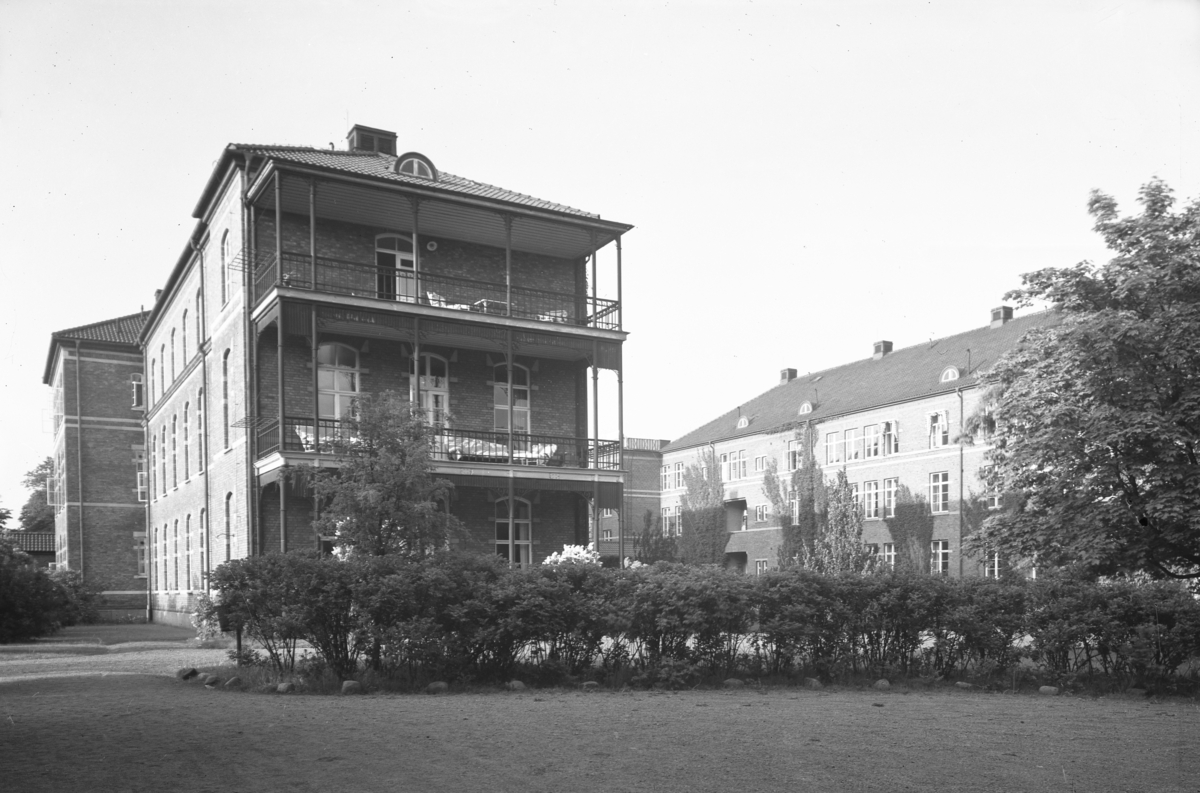 Vid sekelskiftets modernisering och tillbyggnad av lasarettet i Jönköping tillkom den här sjukhuspaviljongen, I söderläge fanns härliga balkonger, med vilstolar för patienterna.