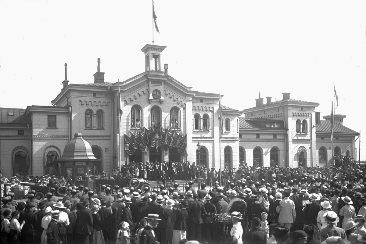 Klockan är 9.00 den 21 juni 1917 och människor har samlats vid Järnvägsstationen i Jönköping. De väntar på kung Gustav V som kommer på besök till staden. En bil står färdig att sköta transporten.