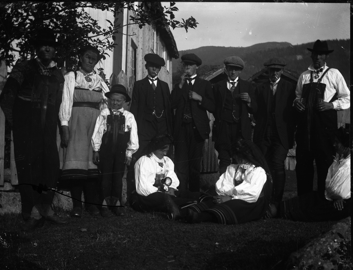 Gruppeportrett med folk i folkedrakt fra Setesdal.

Fotosamlingen etter Olav Tarjeison Midtgarden Metveit (1889-1974), Fyresdal. Senere (1936) kalte han seg Olav Geitestad.