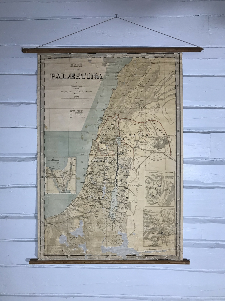 Skolekart over Palestina som fremhever Jerusalem og Sinai. Kartet er trykt på papir og forsterket med pålimt stoff i lerretsbinding bak. Rundstokk både nede og oppe.