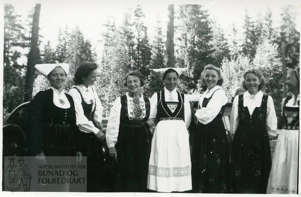 Kvinner i bunader (Klara Semb nr 3 fra venstre)