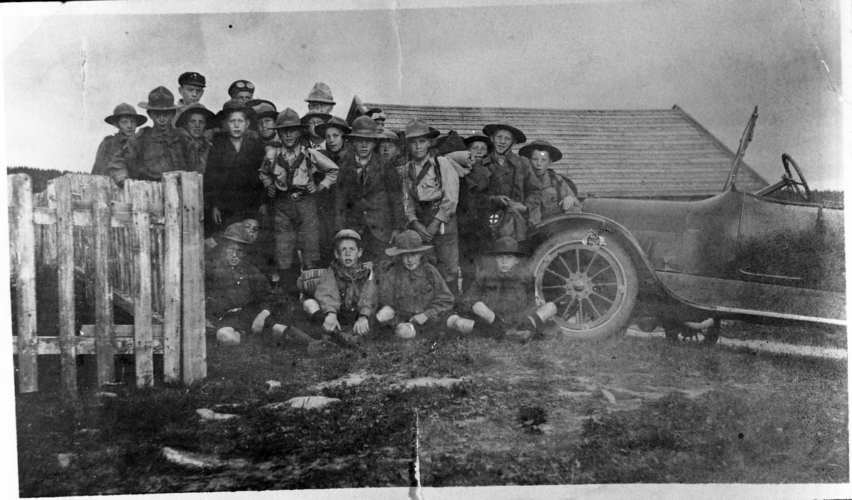 Kapp speidertropp på tur til Tjuvåssætra på Totenåsen ca. 1921 ...