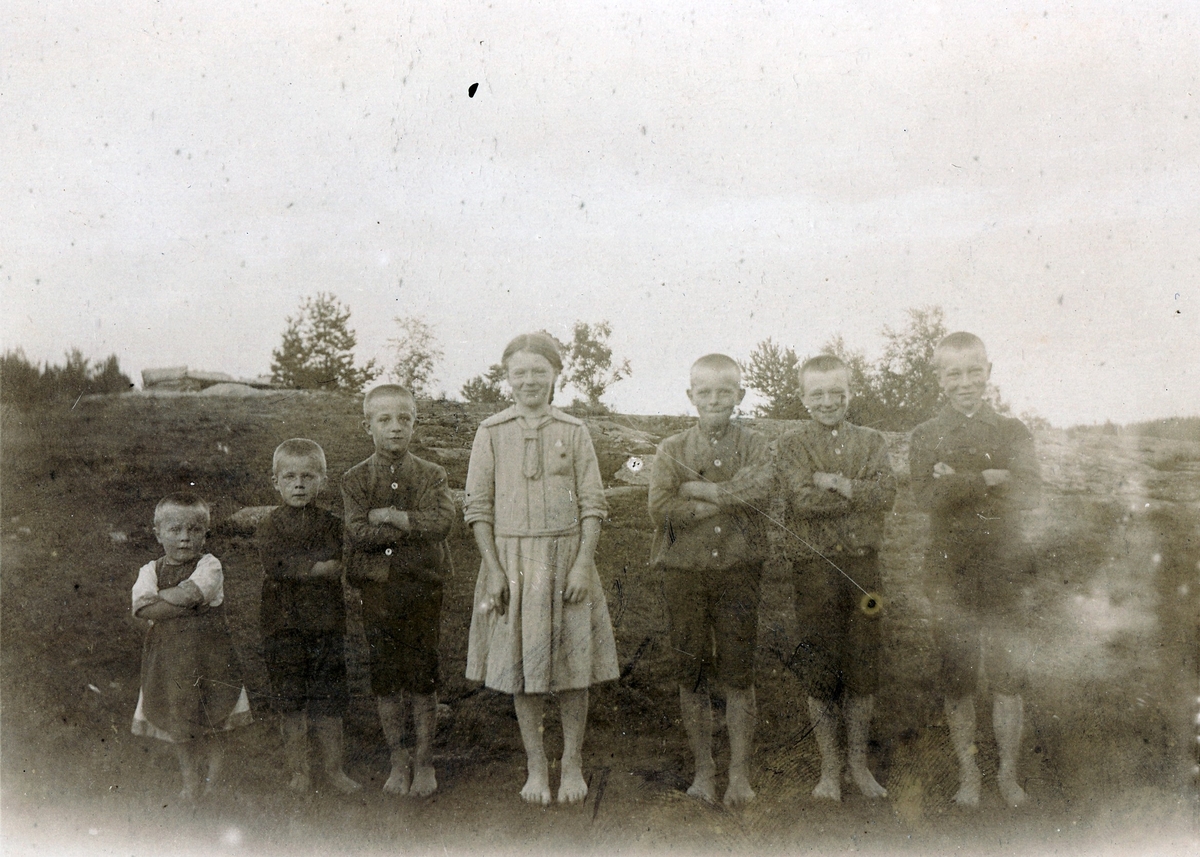 Sju barn, syskonen Lövgren, fotograferade av sin lärarinna Karin Jonsson, Maryd. Från vänster: Yngve, Georg, Olle, Signe, Algot, Helge och Gustav.