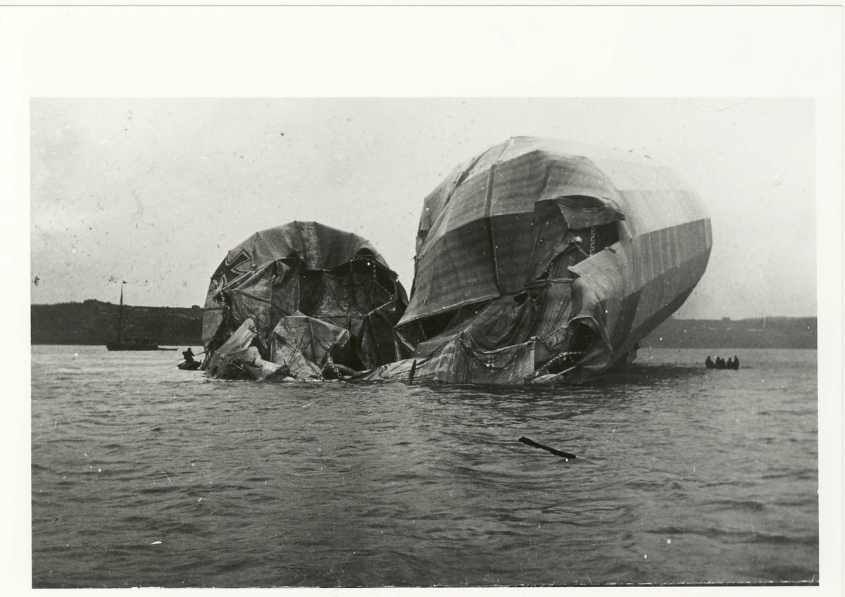 Zeppeliner L. 20, havarert i Hafrsfjord.  Besetningen tatt om bord i norsk torpedobåt.

