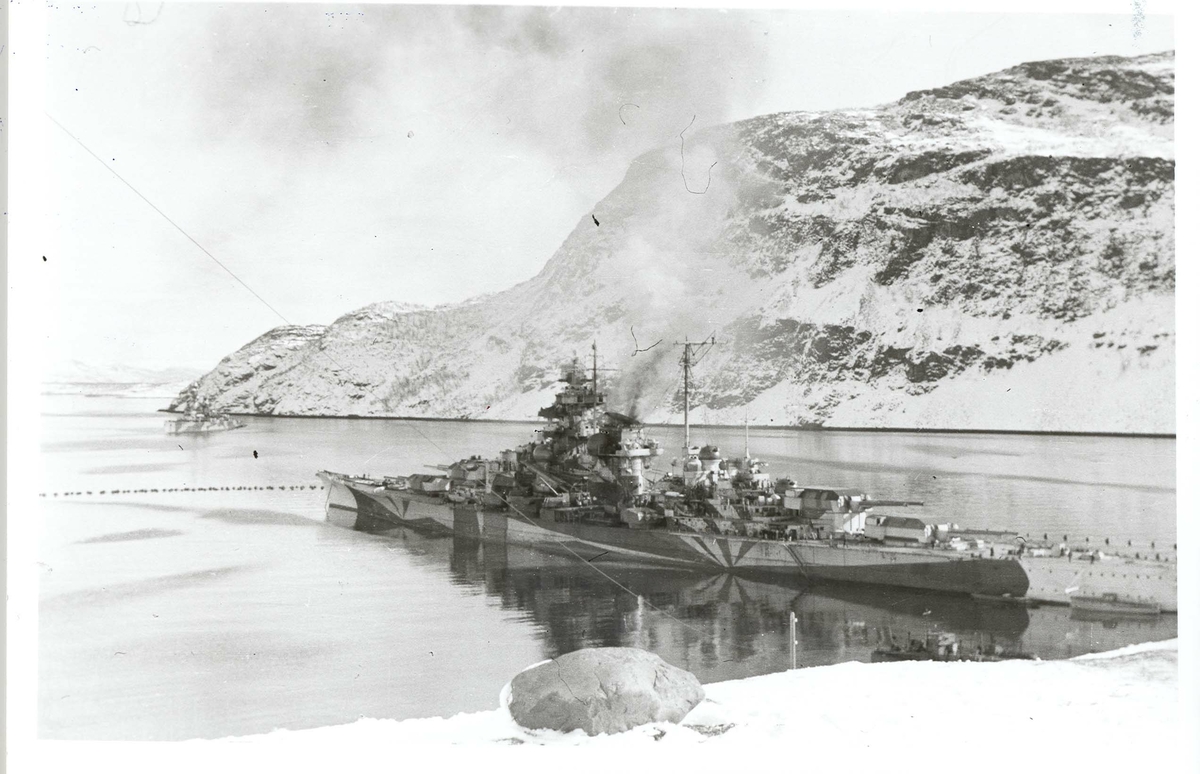 Slagskipet Tirpitz i Kfjord. Fra siden.