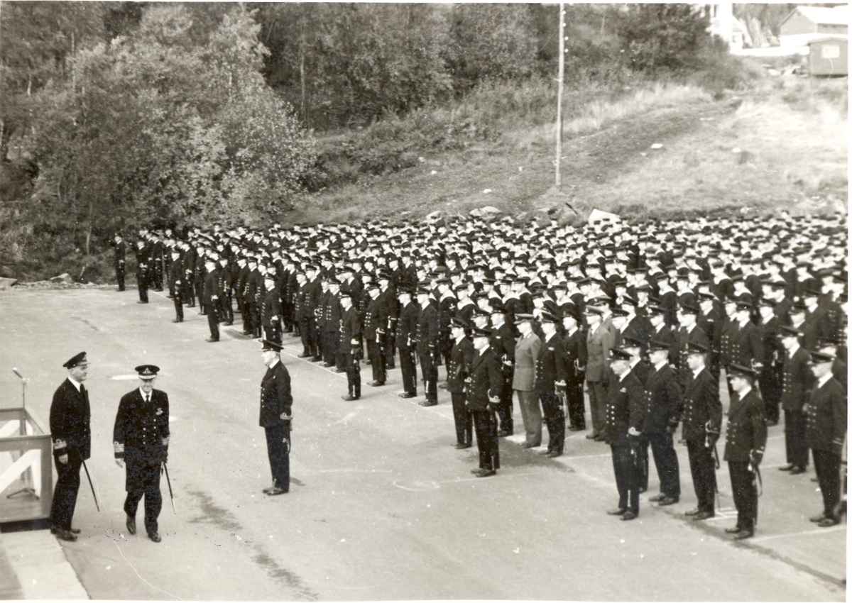 Enkeltbilde. Viseadmiral Hostvedt's besøk ved Haakonsvern 3/10-1962.