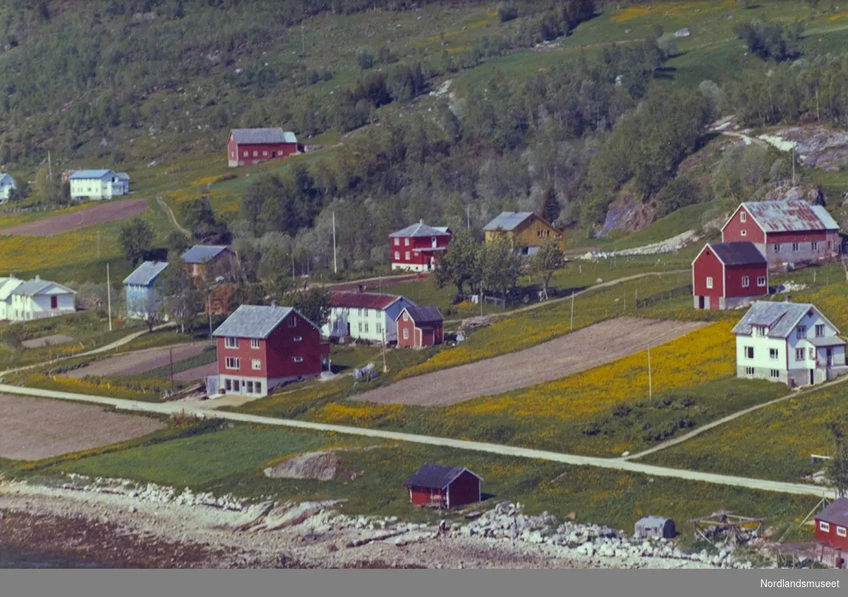 flyfoto av flere eiendommer i Kildal Stort, rødt hus i forgr. er b.nr.7 Nyjord, eier: Cato Kildal