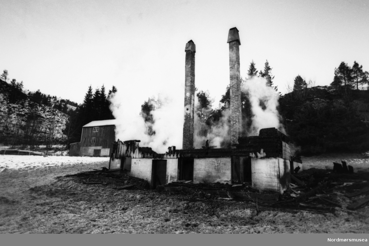 Brann på Bruhagen i Averøy kommune, 9/2-91. Bildet er fra avisa Tidens Krav sitt arkiv i tidsrommet 1970-1994. Nå i Nordmøre museums fotosamling.