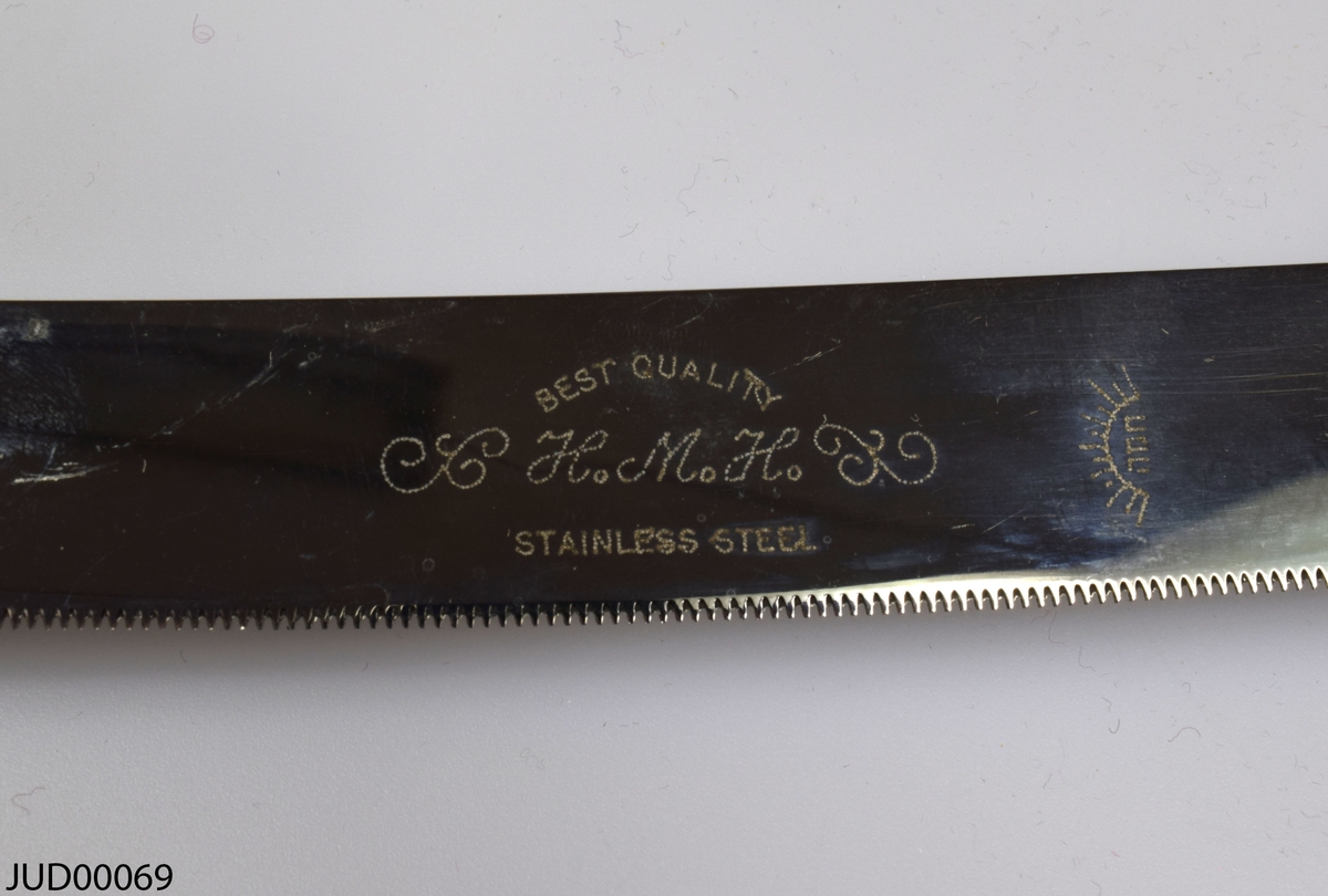 Challakniv med stålblad och silverhandtag. Tillverkad i Israel. Bladet har etsad hebreisk text på sig.