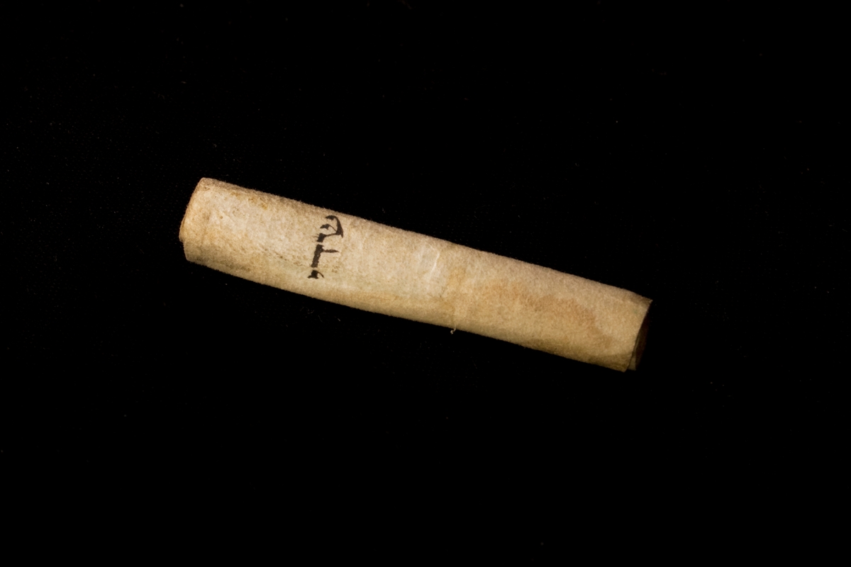 Pergamentrulle kallad klaff, gjord för en mezuza.