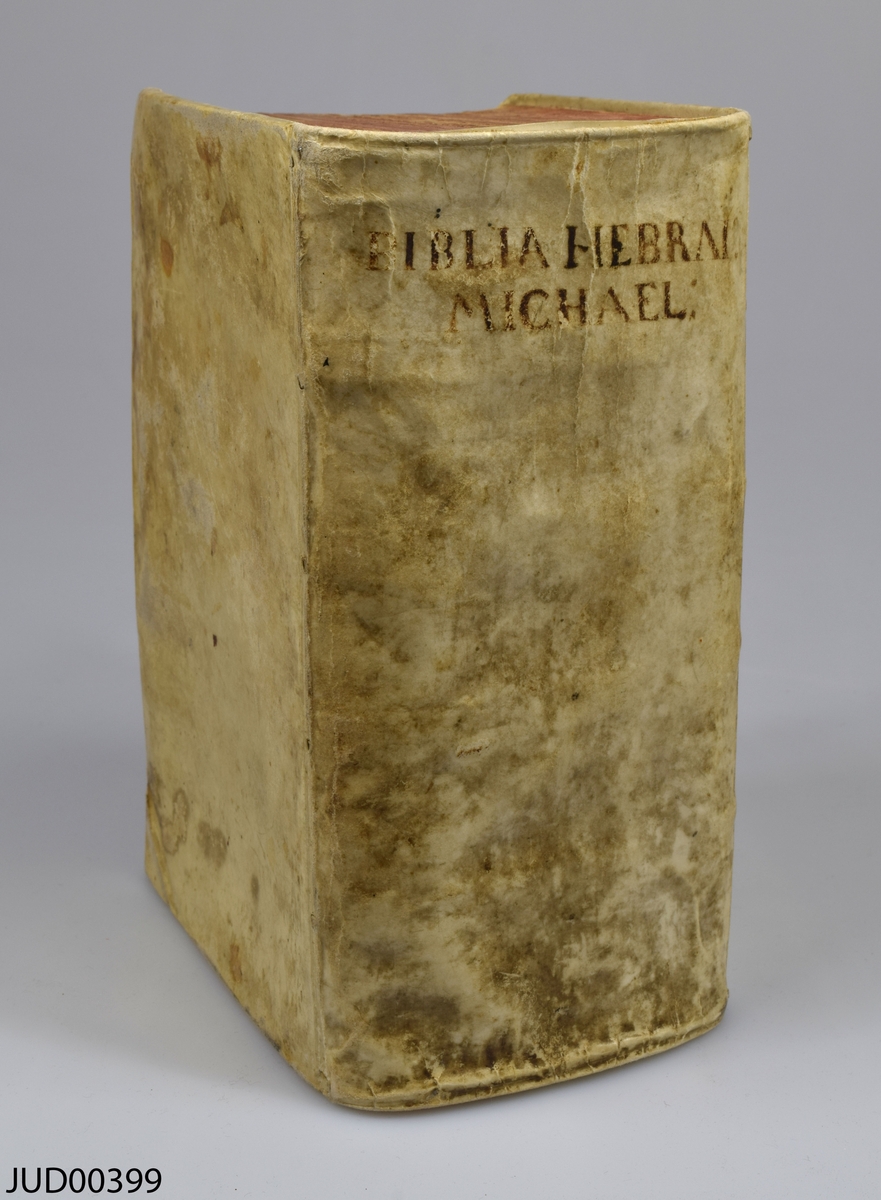 Biblia Hebraica, tryckt 1705. Bibeln är inbunden i vitt skinn. Försättsbladet är dekorerat med kopparstick. Bibeln är skriven på både hebreiska och latin.