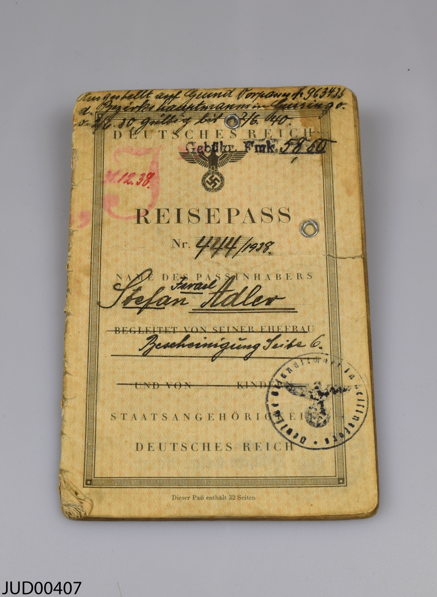 Två stycken tyska reisepass, också kallade för J-pass, tillhörande Helena och Stefan Adler.