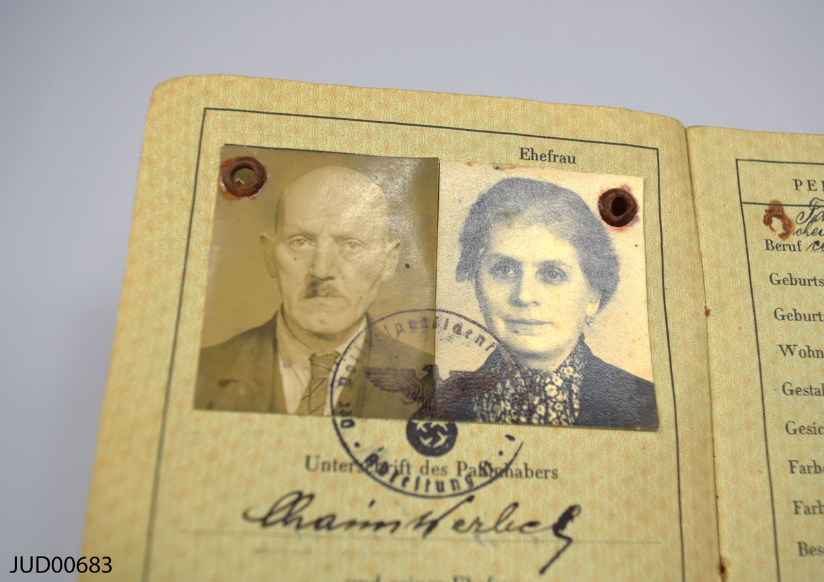 Två stycken pass, så kallade Deutsches Reich reisepass, utfärdade till Fany och Chaim Werbel, med röda, stämplade J:n inuti passen. Även kallade J-pass.