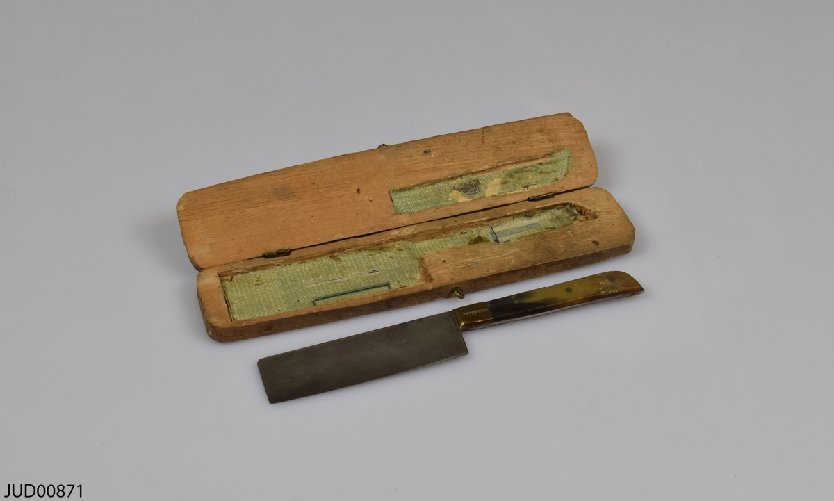 Kniv som använts vid kosherslakt av fjäderfä, med rektangulärt blad och tillhörande träask.