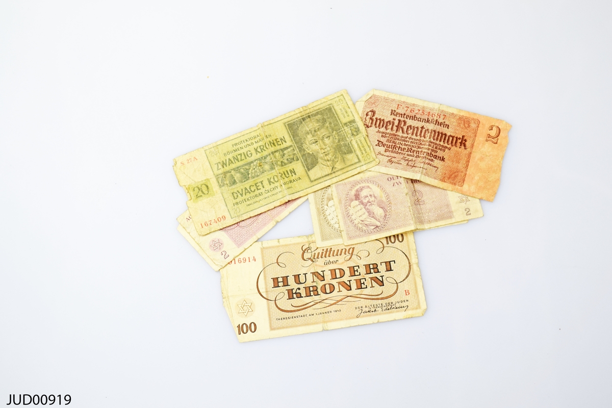 4 sedlar i olika valörer som tillverkats för att användas enbart i koncentrationslägret Theresienstadt. En sedel på 20 tjeckiska kronor.
En sedel på 2 tyska Rentenmark.
